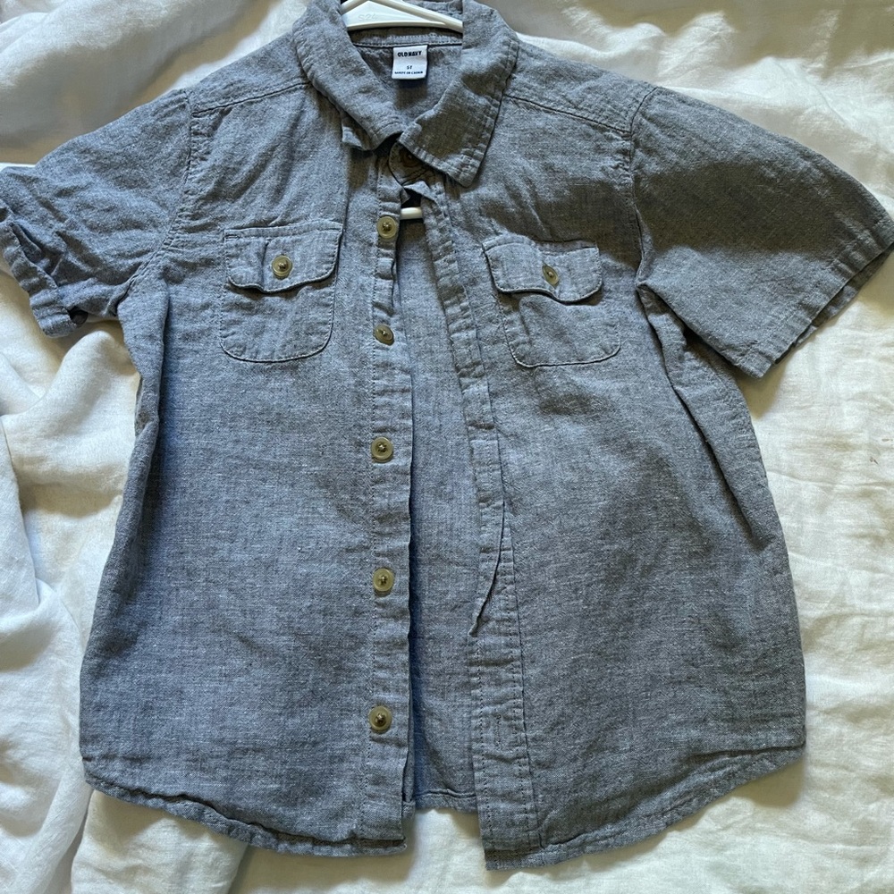 Boys gray short sleeve button up Old Navy 5T